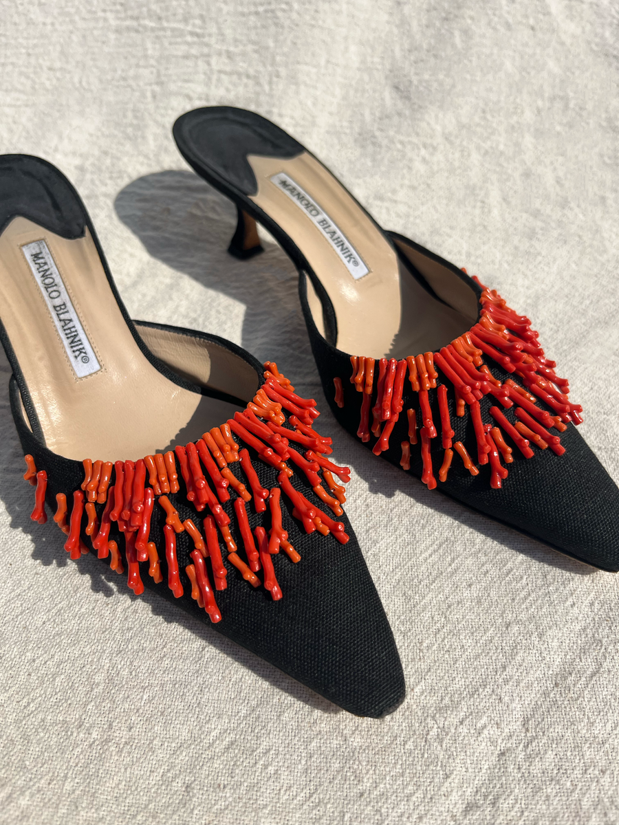 Vintage Manolo Blahnik Coral Embroidered Kitten Mules – NÜNÜ VINTAGE